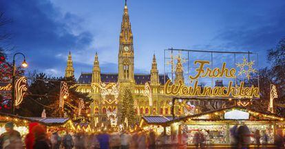Tradicional mercadillo de Navidad en la plaza del Ayuntamiento de Viena. 