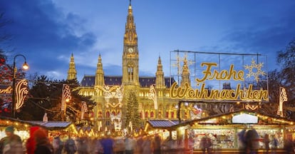 Tradicional mercadillo de Navidad en la plaza del Ayuntamiento de Viena. 