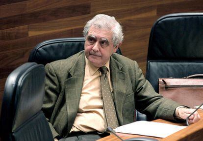 El ex consejero de Educación y Ciencia de Asturias José Luis Iglesias Riopedre en una imagen de archivo de noviembre del 2009 durante un pleno del Principado.