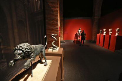 Bronces y mármoles procedentes de Pompeya ilustran la exposición.