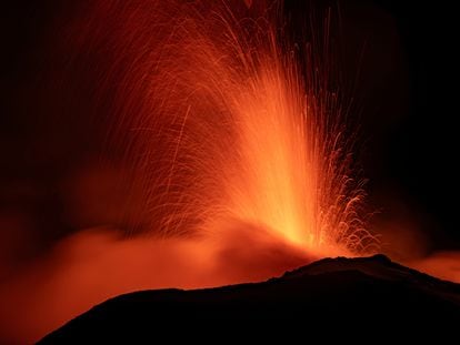 El Etna, el volcán más activo de Europa, ilumina el cielo nocturno con sus erupciones, Italia, 14 de agosto de 2023.