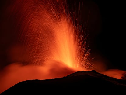 El Etna, el volcán más activo de Europa, ilumina el cielo nocturno con sus erupciones, Italia, 14 de agosto de 2023.