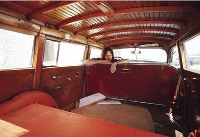 Neil Young en el interior de un coche modelo Woody , en 1970. Fotografía de Henry Diltz