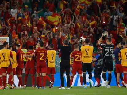 Los jugadores de España saludaban a la afición tras la goleada frente a Costa Rica, el miércoles en Doha.