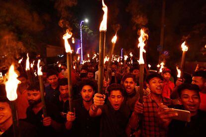 Activistas de All Assam Students 'Union (AASU) participan en una procesión de antorchas en una protesta en India.