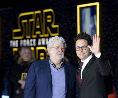 El creador de 'Star Wars', George Lucas, y el director de esta nueva entrega, J.J. Abrahms, en la premiere de la película celebrada ayer en Hollywood.