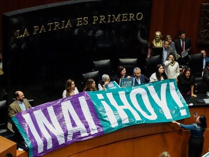 Senadores de oposición extienden una manta a favor del INAI este jueves.