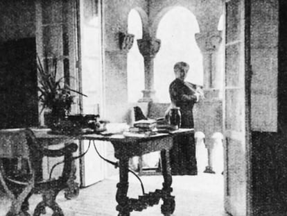 Emilia Pardo Bazán en lo alto de la Torre de la Quimera, con la mesa y la silla que todavía perduran. En una imagen publicada en 'América-Latina' (Londres, 1916) y reproducida en el libro 'Meirás, un pazo, un caudillo, un espolio'.
