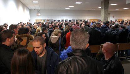 Decenas de personas, el pasado sábado, a la espera de realizar las pruebas de conductor de Metro.