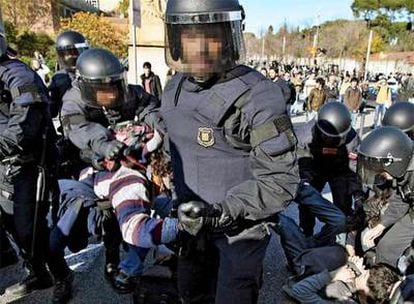 Agentes de los Mossos d'Esquadra desalojan a estudiantes que habían cortado la avenida Diagonal.