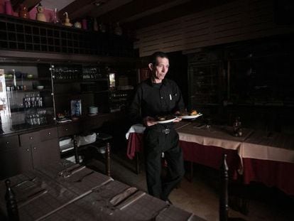 Un restaurante en Paral&middot;lel atiende a la hora de la comida pese al apag&oacute;n.