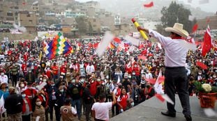 Pedro Castillo durante habla frente a sus seguidores en un mitin en Lima, el pasado 6 de junio.