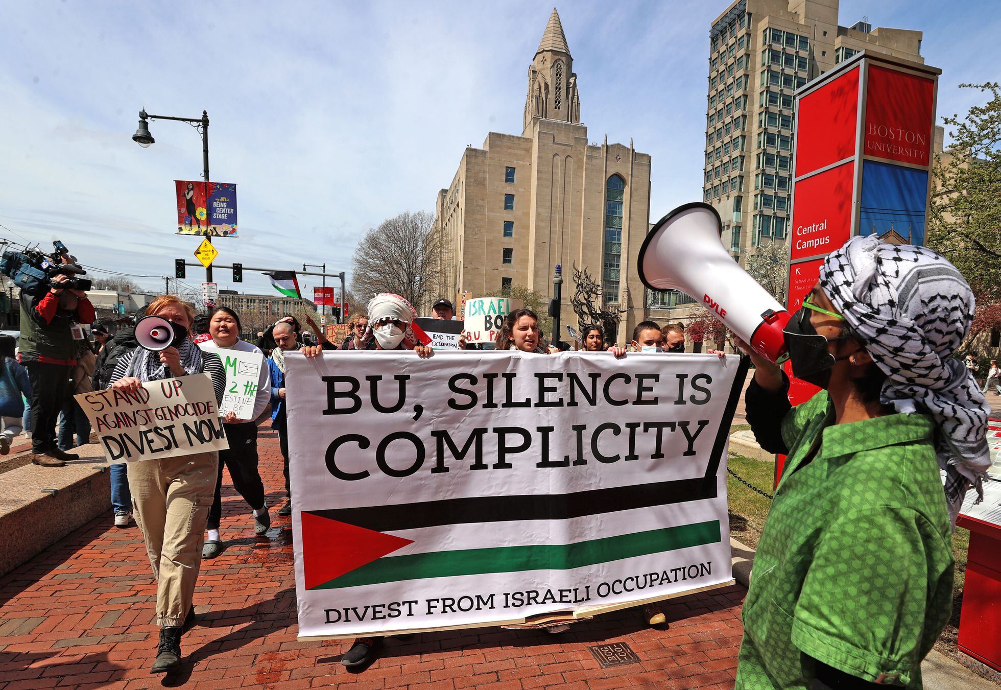 Protesta de estudiantes de la Universidad de Bostón se manifestan contra las detenciones de la Universidad de Columbia, el 19 de abril.
