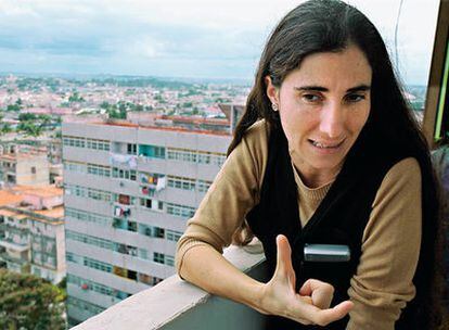 Yoani Sánchez, en su apartamento, un piso 14 en La Habana, en el que ahora ha fundado una 'academia blogger'.