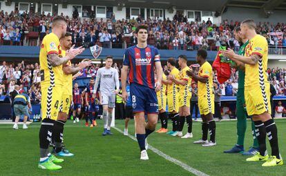 Los jugadores del Nástic hacen el pasillo a los del Huesca la temporada pasada.