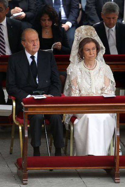 El rey Juan Carlos y la reina Sof&iacute;a, en la canonizaci&oacute;n de Juan XXIII y Juan Pablo II en el Vaticano.