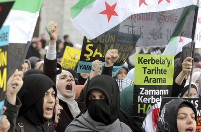 Manifestantes gritan consignas durante una protesta contra el r&eacute;gimen sirio de Bachar Al-Asad en Estambul.