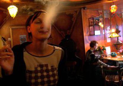 Una turista fuma un porro en un 'coffeeshop' de Amsterdam (Holanda).