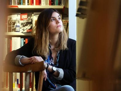 La poeta Elvira Sastre, en una librería de Madrid.