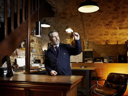 Franck Bonnet, responsable de la firma de gafas Maison Bonnet, en su taller parisiense.