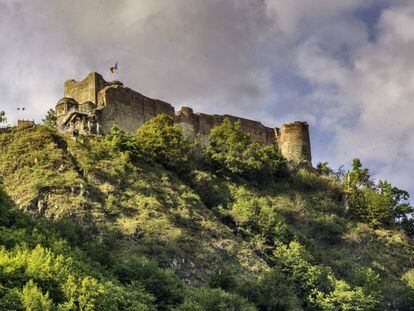 El castillo Poenari, en la zona de los Cárpatos conocida como los Alpes de Transilvania, en Rumanía. GETTY IMAGES