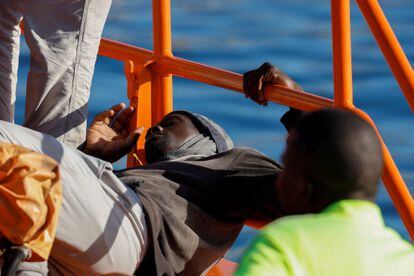 Desembarco de migrantes en el muelle de Arguineguín el viernes.