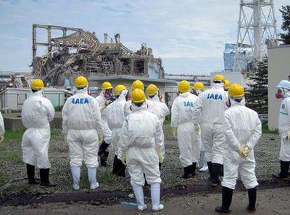 Imagen cedida por la compañía Tokyo Electric Power que muestra, varios días atrás, a un grupo de expertos de la Agencia Atómica Internacional y miebros de la compañía observando la situación de la planta nuclear de Fukushima.