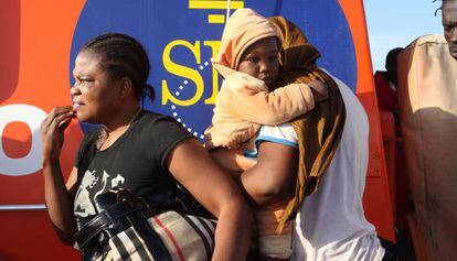 Inmigrantes, rescatados de una patera, en el puerto de Motril (Granada).