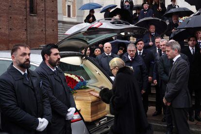 Marina Doria, accompanied by her son, on February 10 at the funeral of her husband, Victor Emmanuel of Savoy, held in Turin (Italy).