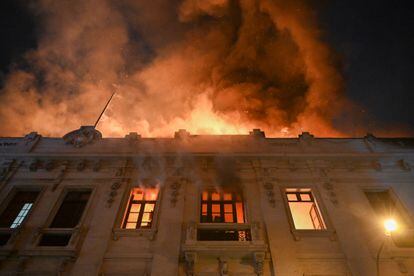 Un edificio en llamas en el centro de Lima, durante las protestas.