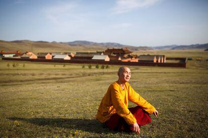 Lobsang Tayang , uno del los monjes que se encarga de instruir a los más jóvenes, se sienta al sol frente al monasterio de Amarbayasgalant en Baruunburen (Mongolia).