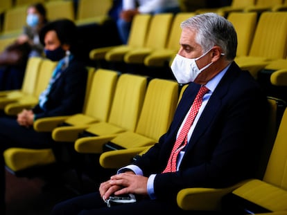 Andrea Orcel, en primer término, y Ana Botín, presidenta de Banco Santander, durante el juicio por el fichaje frustrado del banquero italiano, el 19 de mayo en Madrid.