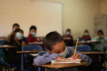 niño toma clases en una escuela de Chiapas (México), en diciembre de 2021.