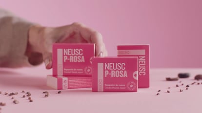 El envase de Neusc P-Rosa no utiliza plásticos. La pastilla se presenta en una característica cajita de cartón totalmente reciclable.