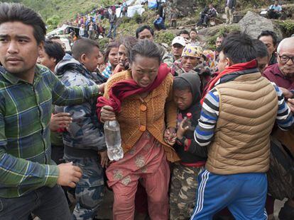 Víctimas del terremoto en la aldea de Kodari esperan ser evacuados.