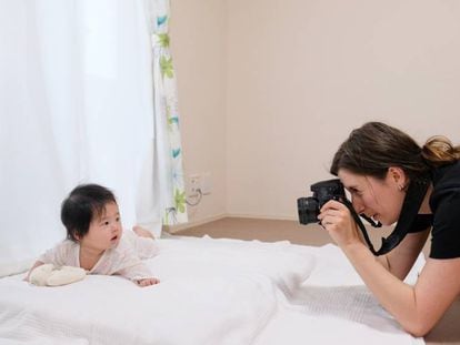 Fotógrafa, tomando fotos de un bebé.