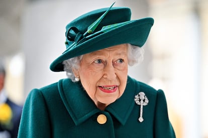 La reina Isabel II a su llegada a la inauguración del Parlamento de Escocia en Edimburgo.