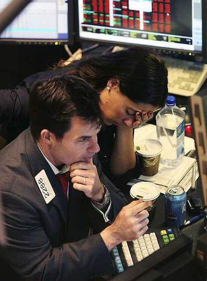 Operadores de la Bolsa de Nueva York, durante la caída generalizada de los valores.
