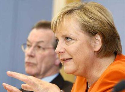 Angela Merkel y Franz Münterfering, en conferencia de prensa tras la reunión del Gobierno alemán.