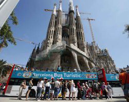 Un grupo de turistas frente a la Sagrada Familia en Barcelona.