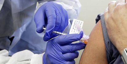 Un hombre recibe una dosis de la vacuna contra la covid-19 en la primera fase de ensayo clínico.
