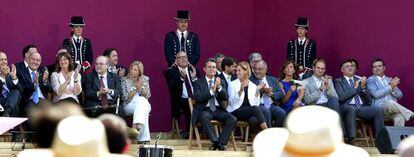 Todos los políticos, salvo Alicia Sánchez-Camacho, aplauden una alusión favorable a la inmersión en catalán en el acto institucional de la Diada.
