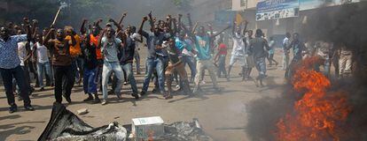 Seguidores del líder opositor Alassane Ouattara, durante una de las protestas en Abidjan, Costa de Márfil.