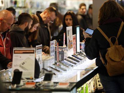 Gente comprando utensilios tecnológicos en la FNAC.