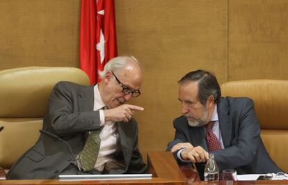 Jos&eacute; Ignacio Echeverr&iacute;a (izqda.) conversa con Juan Barranco, del PSM, en la Asamblea de Madrid en 2013.