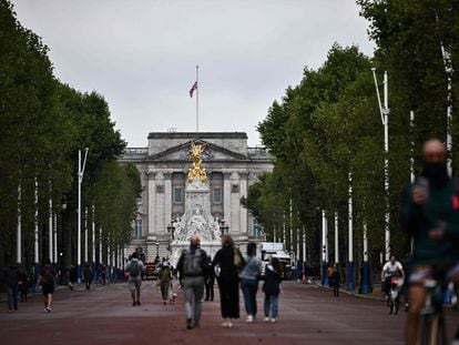 A Union flag flies at half-mast at the top of Buckingham Palace in London on September 9, 2022, a pay people arrive to gather a day after Queen Elizabeth II died at the age of 96. - Queen Elizabeth II, the longest-serving monarch in British history and an icon instantly recognisable to billions of people around the world, died at her Scottish Highland retreat on September 8. (Photo by Ben Stansall / AFP)