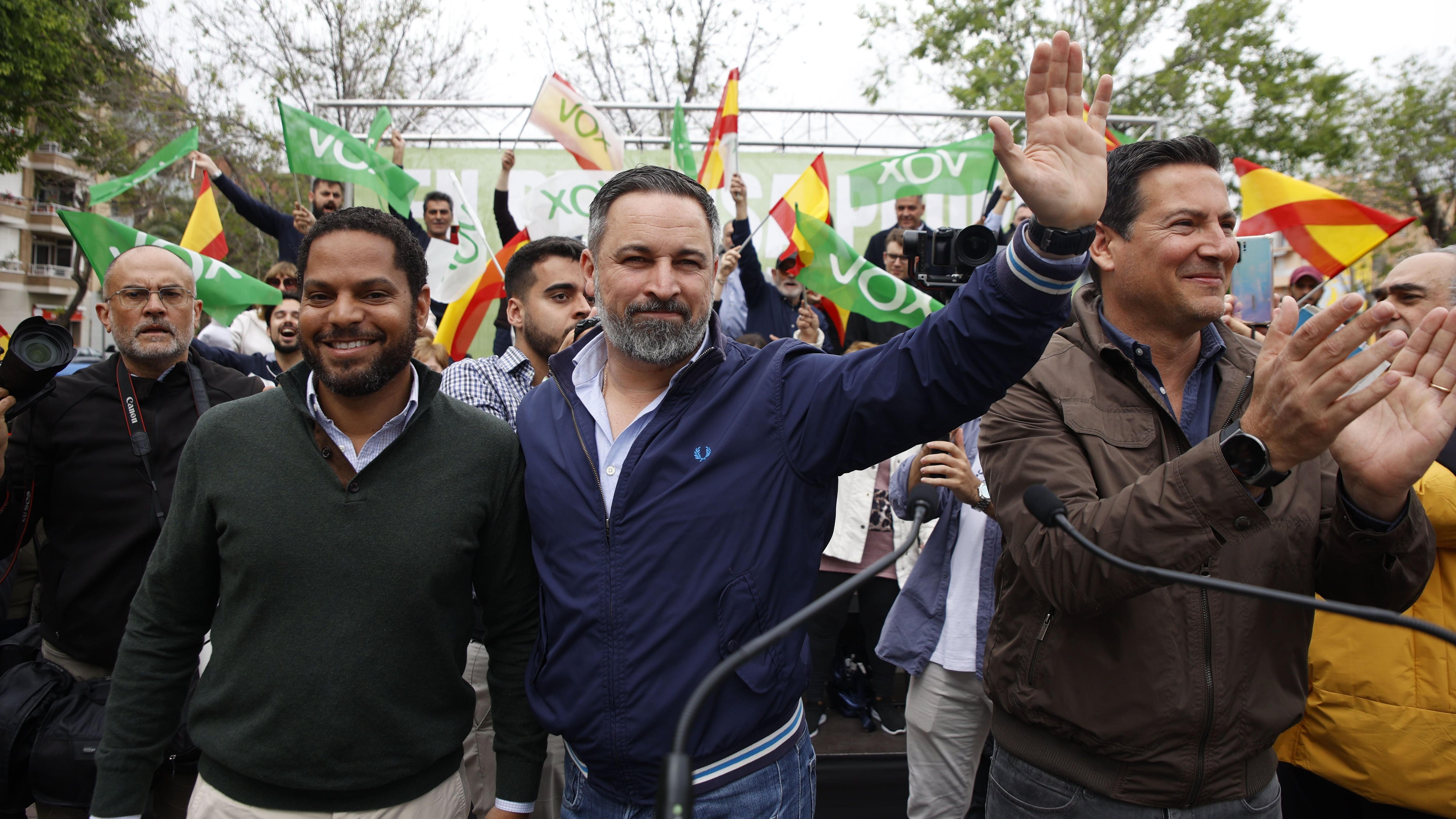 Abascal no quiere que Pedro Sánchez dimita y “se vaya de rositas” de La Moncloa, sino que “se siente en el banquillo”