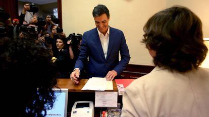 Pedro Sánchez, en octubre, al formalizar su renuncia como diputado.