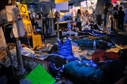 Manifestantes durante la acampada de la Puerta del Sol que empezó el 15 de mayo de 2011. La imagen es del día 22 de mayo de aquel año.
