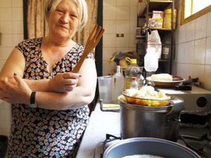 Candela en la cocina de su casa en el barrio de Lavapiés.